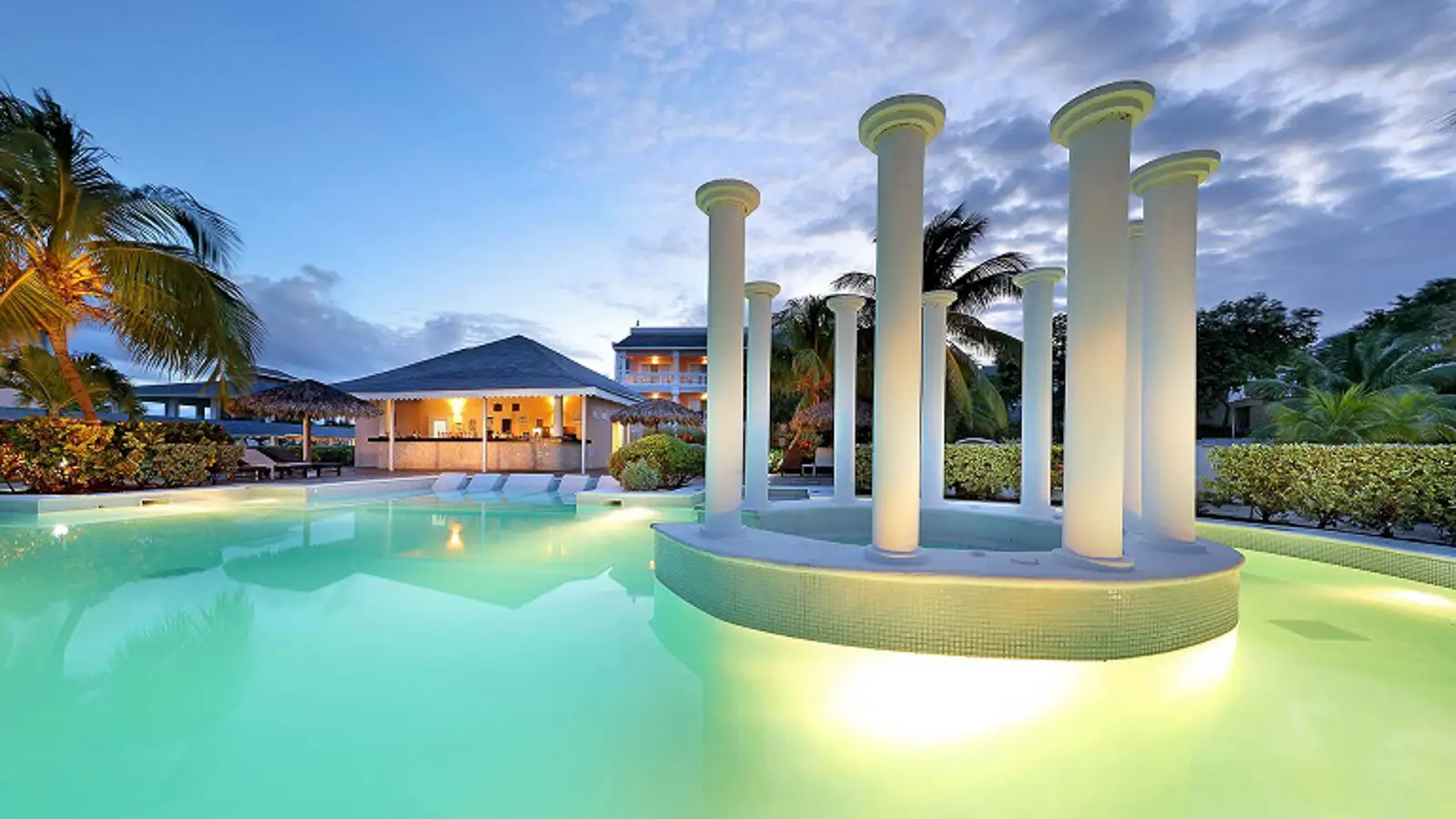 Grand-Palladium-Jamaica-Complex-Coral_Pool_Bar