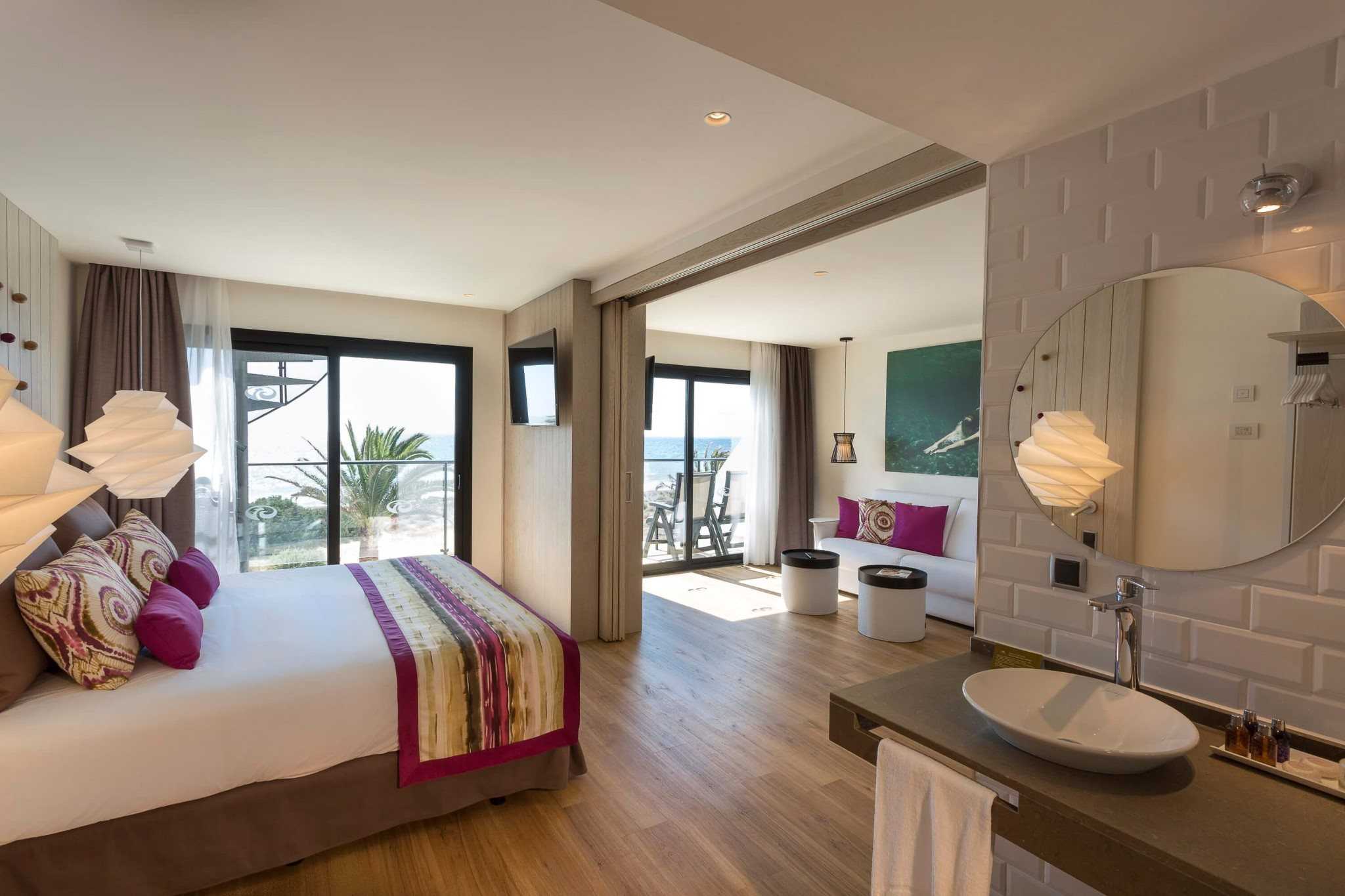 grand-palladium-white-island-master-suite5