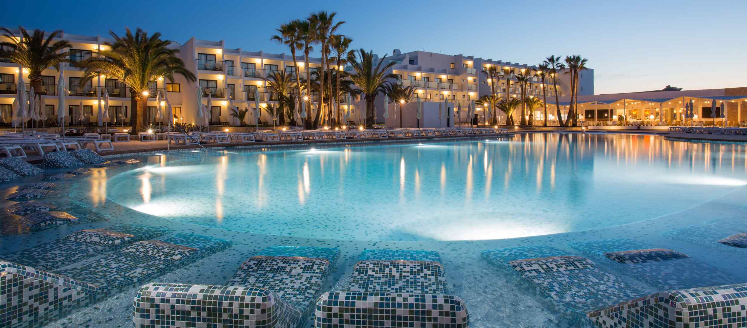 Grand Palladium White Island piscina noche