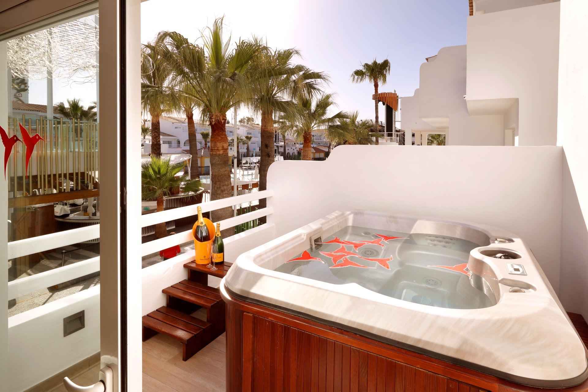 ushuaia-beach-hotel-ibiza-ay-caramba-suite-5