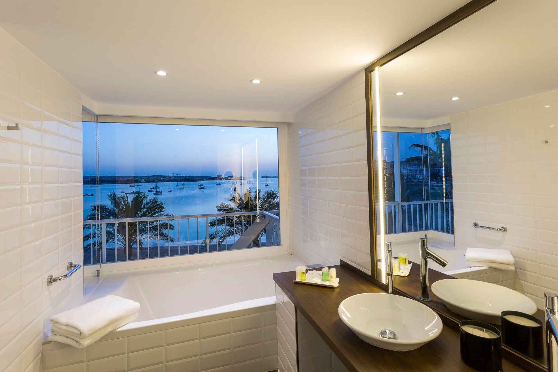 Palladium-Hotel-Palmyra-Master-Suite8