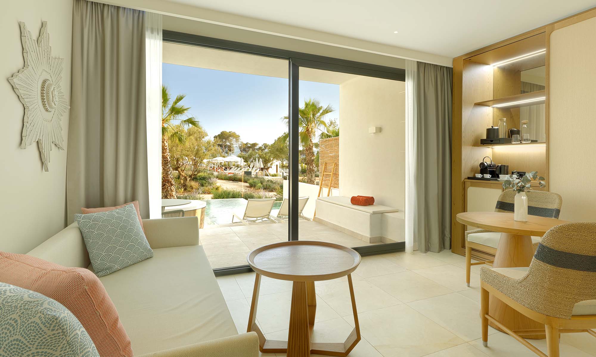 Signature-Level-TRS-Ibiza-Signature-Level-Junior-Suite-Swim-Up3