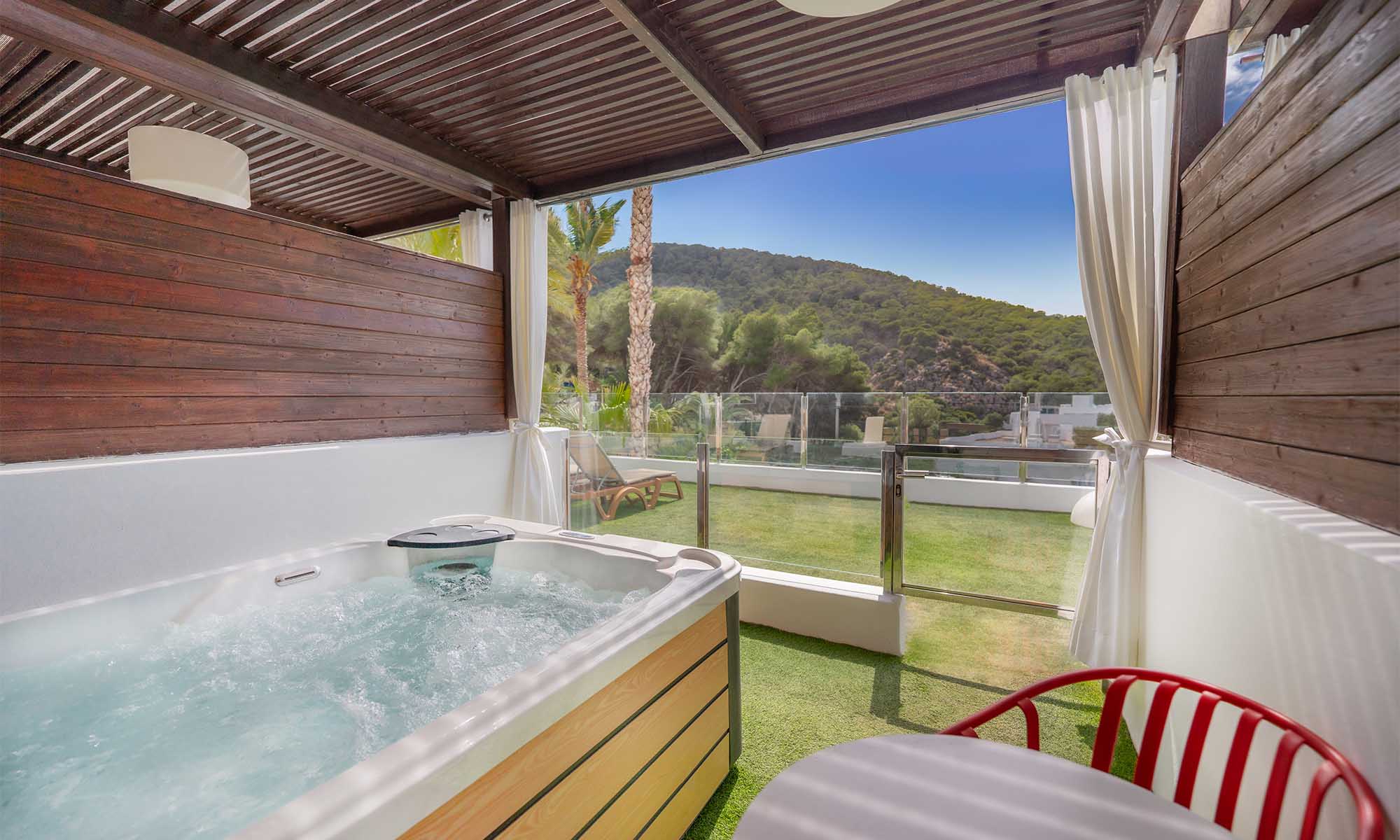 deluxe_jacuzzi_terrace_03