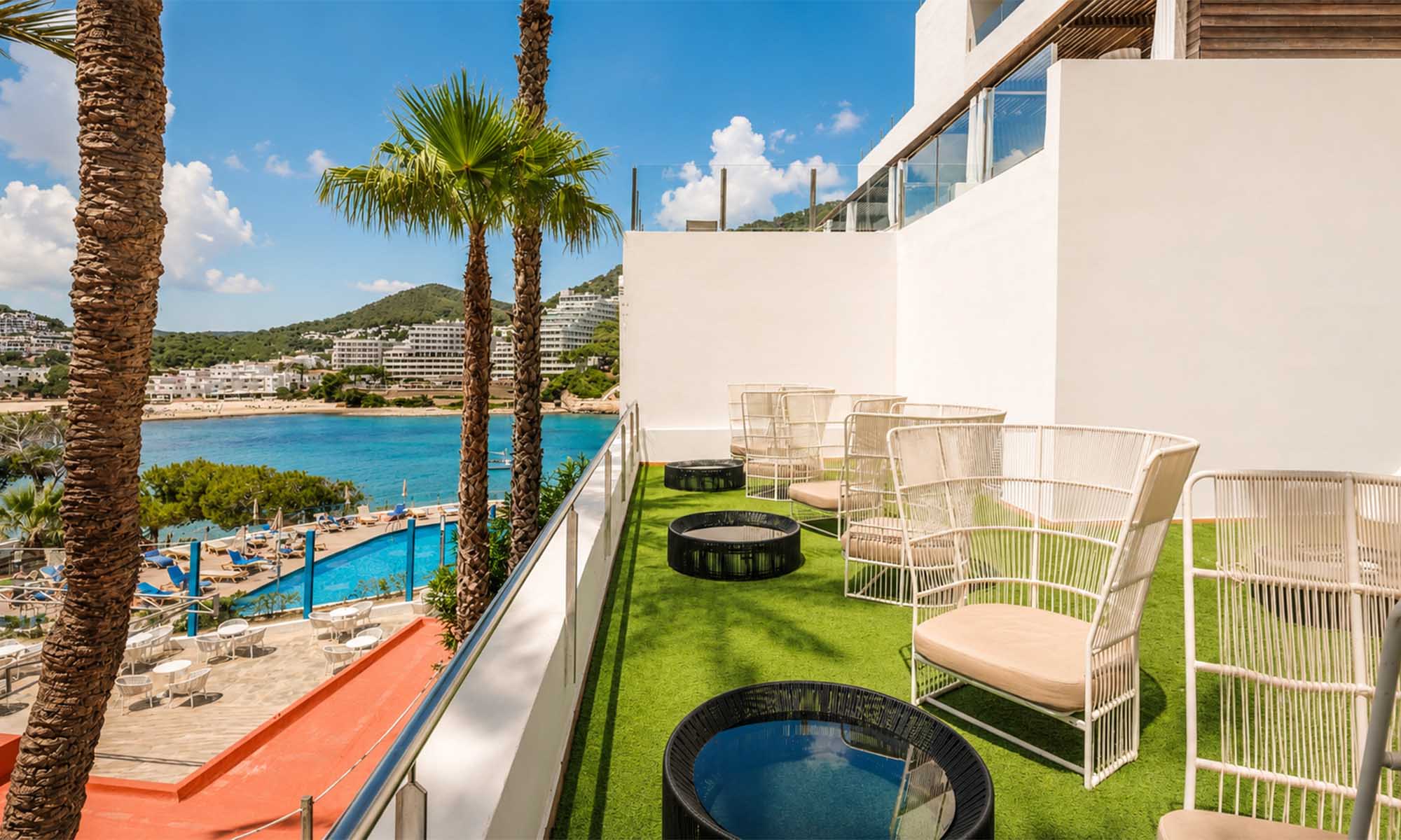Palladium Hotel Cala Llonga terraza