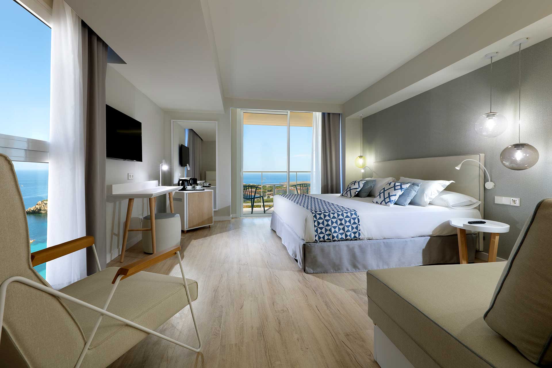 PALLADIUM-HOTEL-MENORCA-DELUXE-FAMILIAR-VISTA-MAR_Vista general habitación