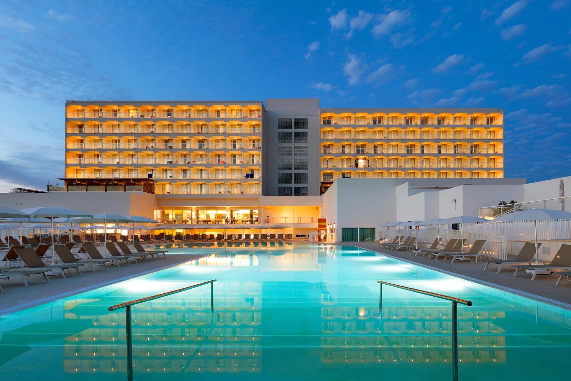 Palladium-Hotel-Menorca-Piscina-principal-4