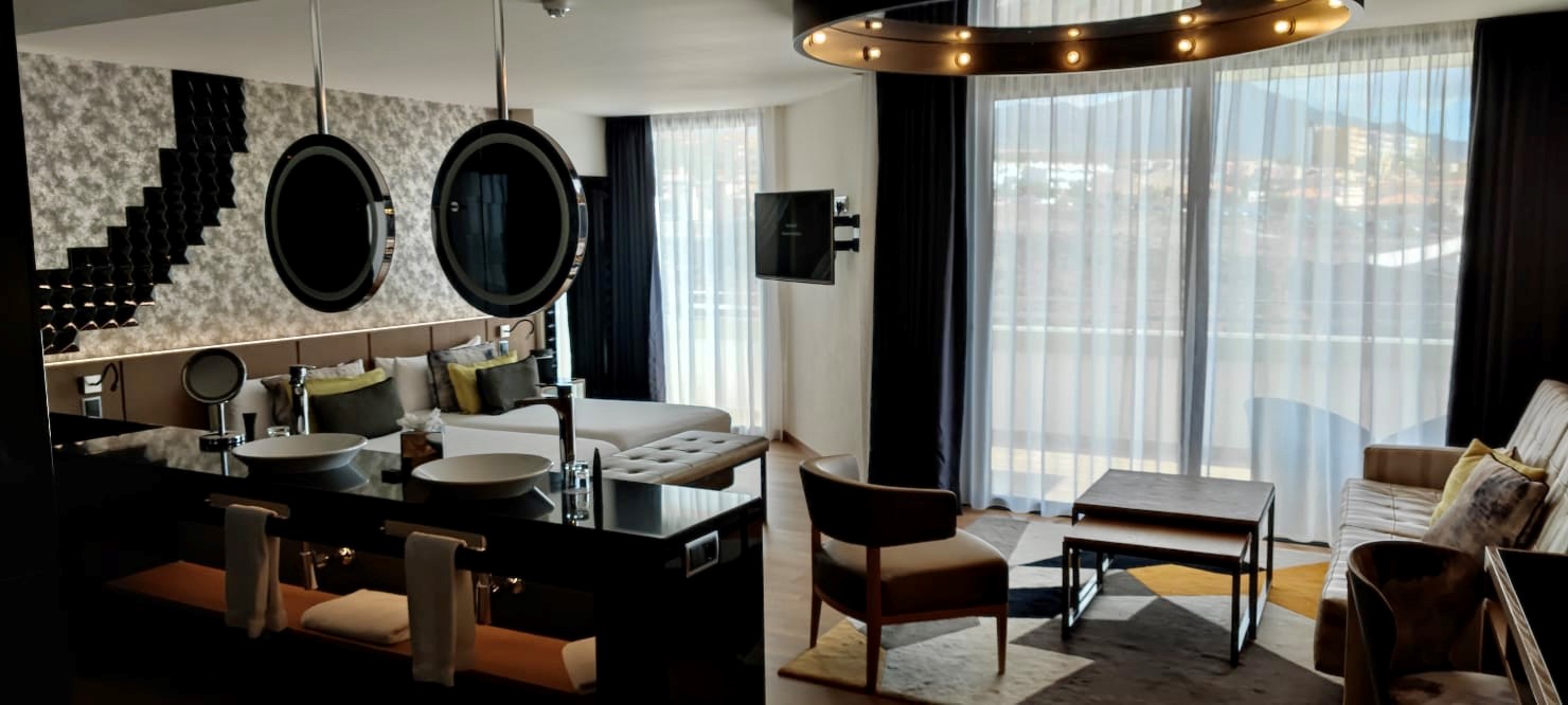 STUDIO_SUITE_SILVER_GOLD_2.jpg