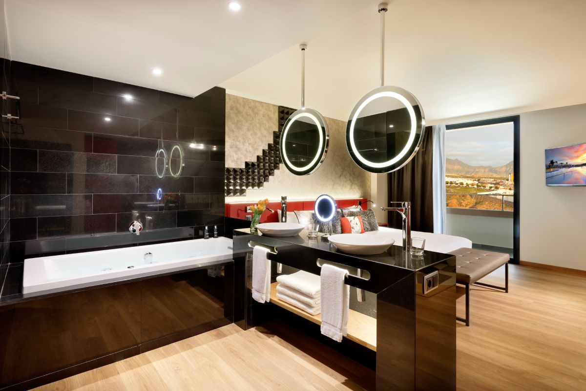 studio-suite-silver-gold-2.jpg