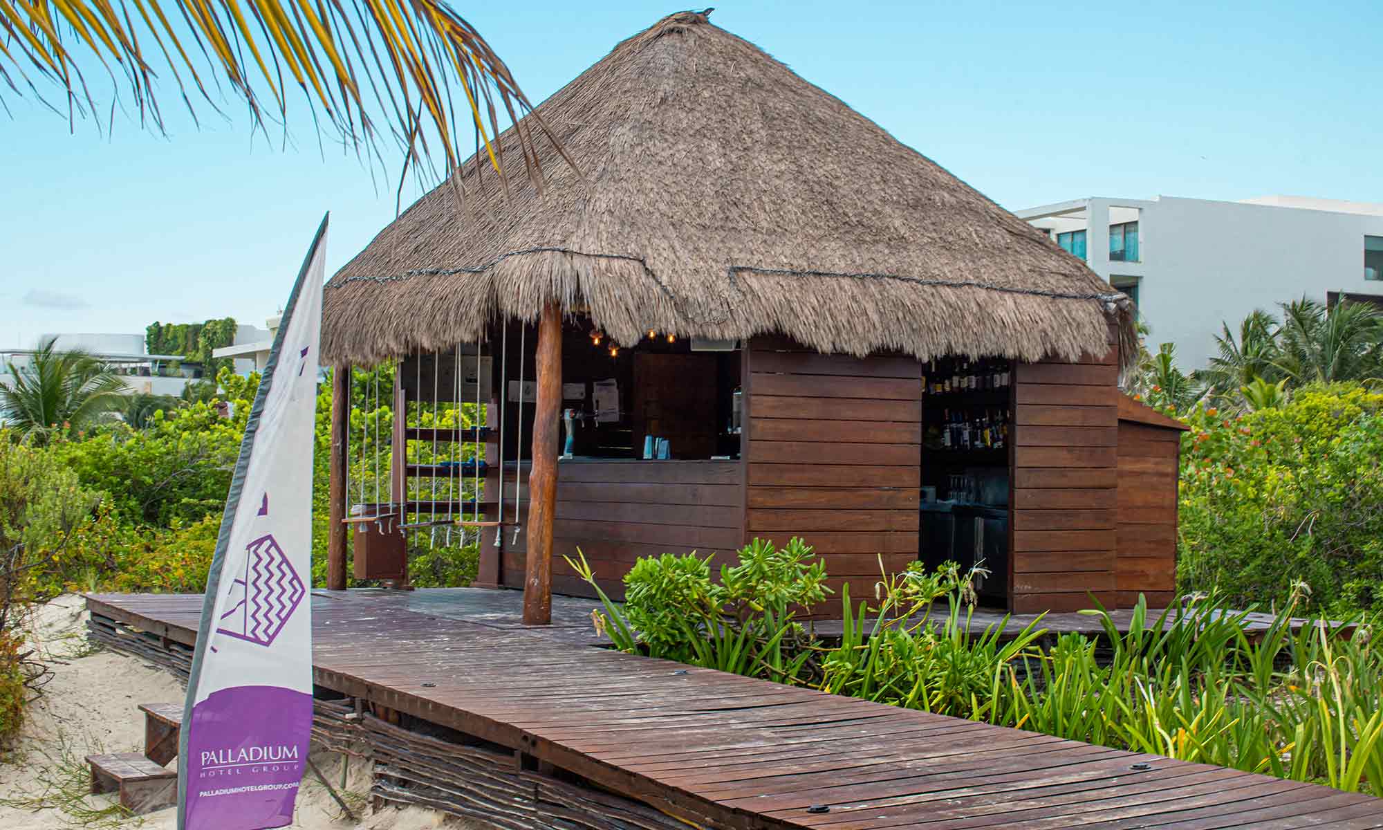 family-selection-at-grand-palladium-costa-mujeres-resort-spa-Dunan-Bar-de-Playa