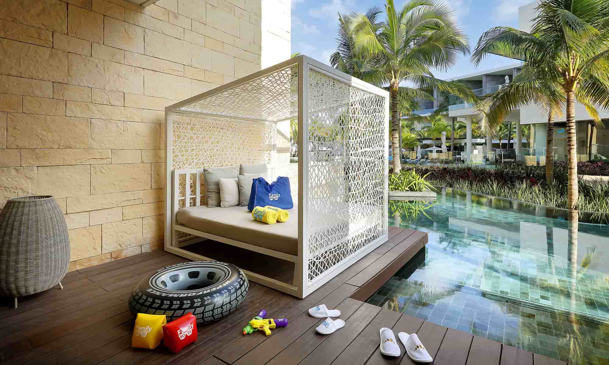 Family-Selection-Grand-Palladium-Costa-Mujeres-Junior-Suite-swim-up-beachside-vista-exterior-3