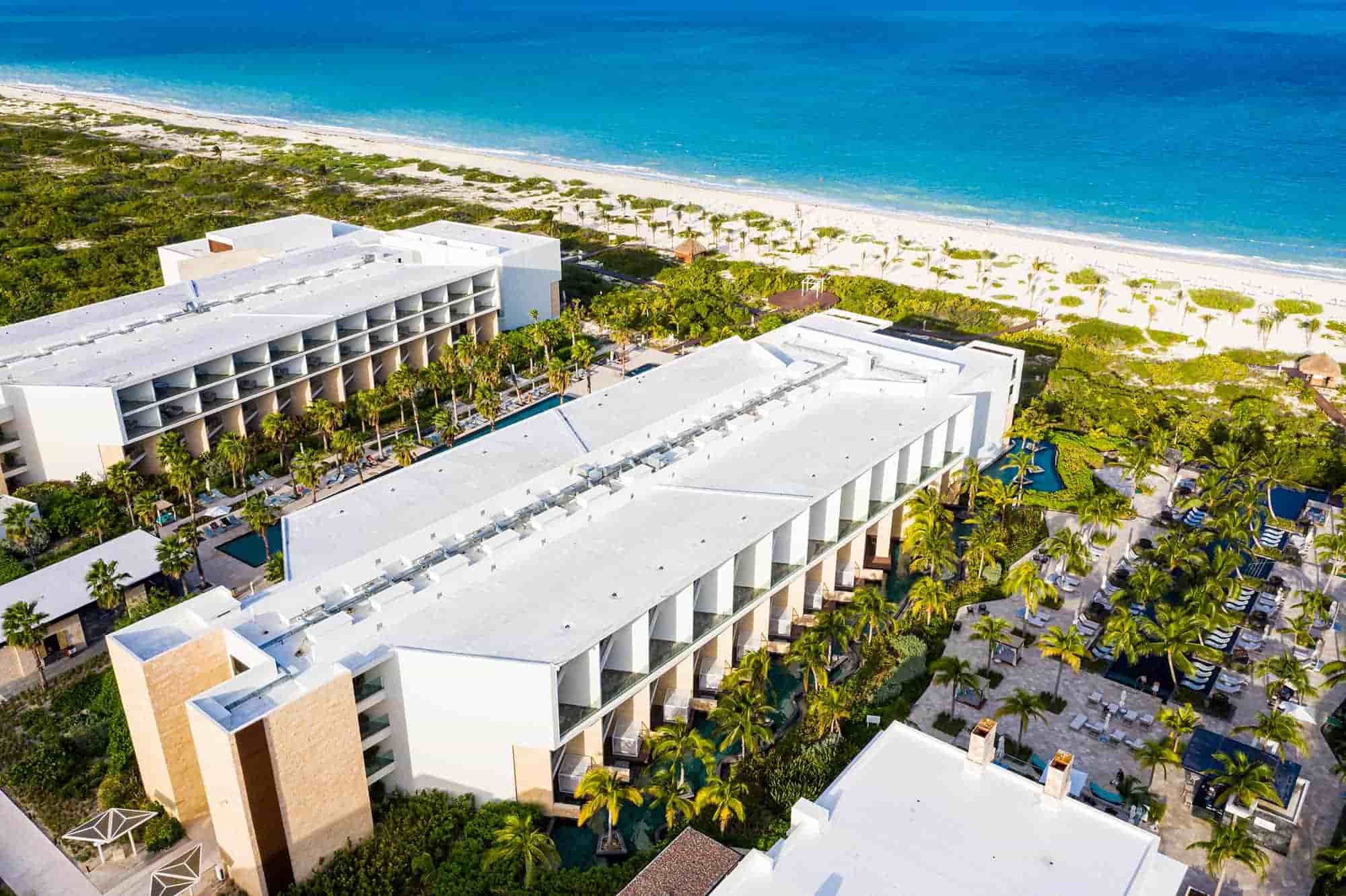 Family-Selection-Grand-Palladium-Costa-Mujeres-Junior-Suite-swim-up-beachside-vista2