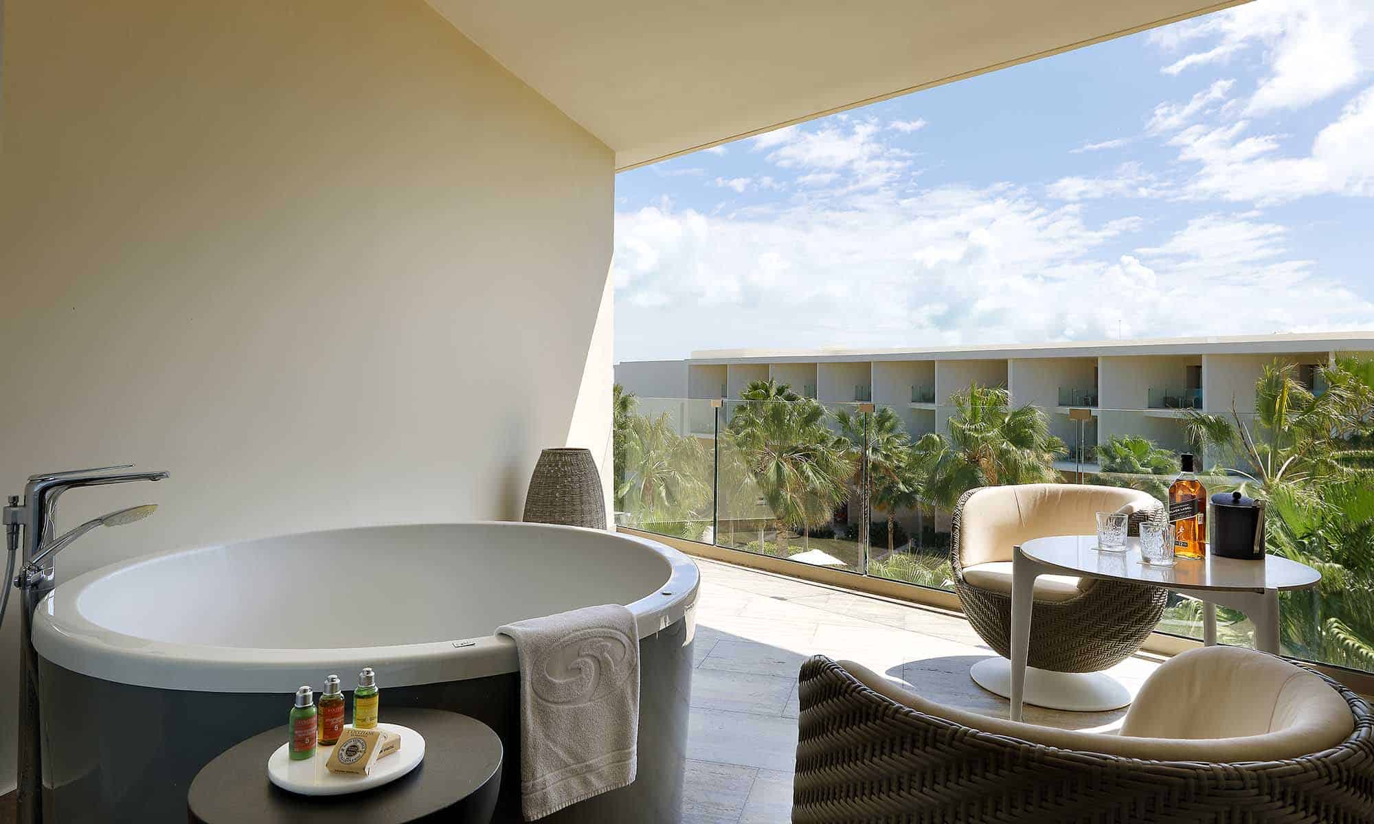Family-Selection-Grand-Palladium-Costa-Mujeres-loft-suite-jacuzzi-terrace-vista-exterior