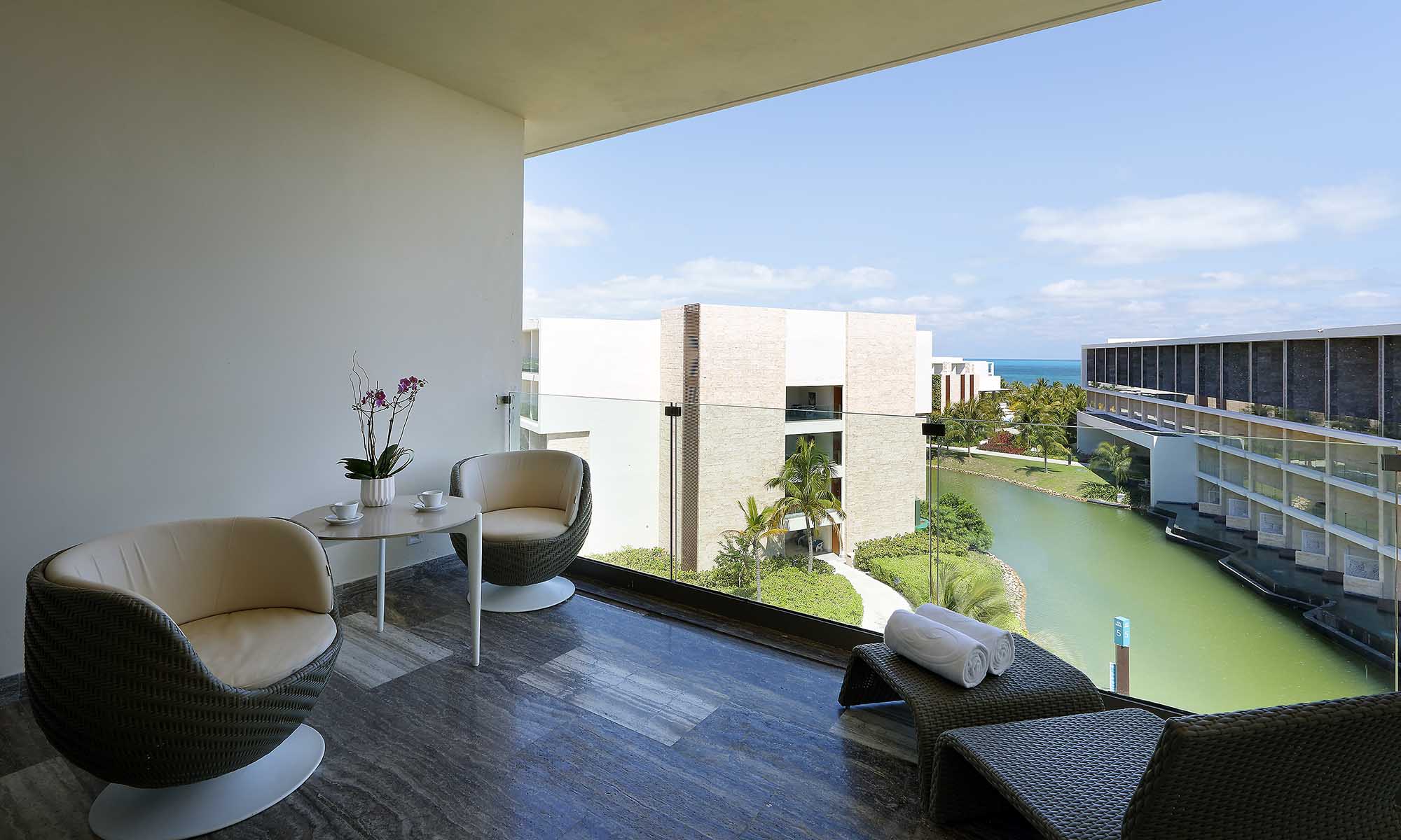 Grand-Palladium-Costa-Mujeres-junior-suite-poolside-ocean-view-3