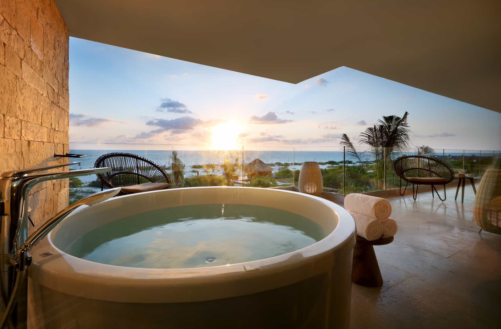 TRS-Coral-Hotel-Signature-Suite-Beachfront-Panoramic-Ocean-View2