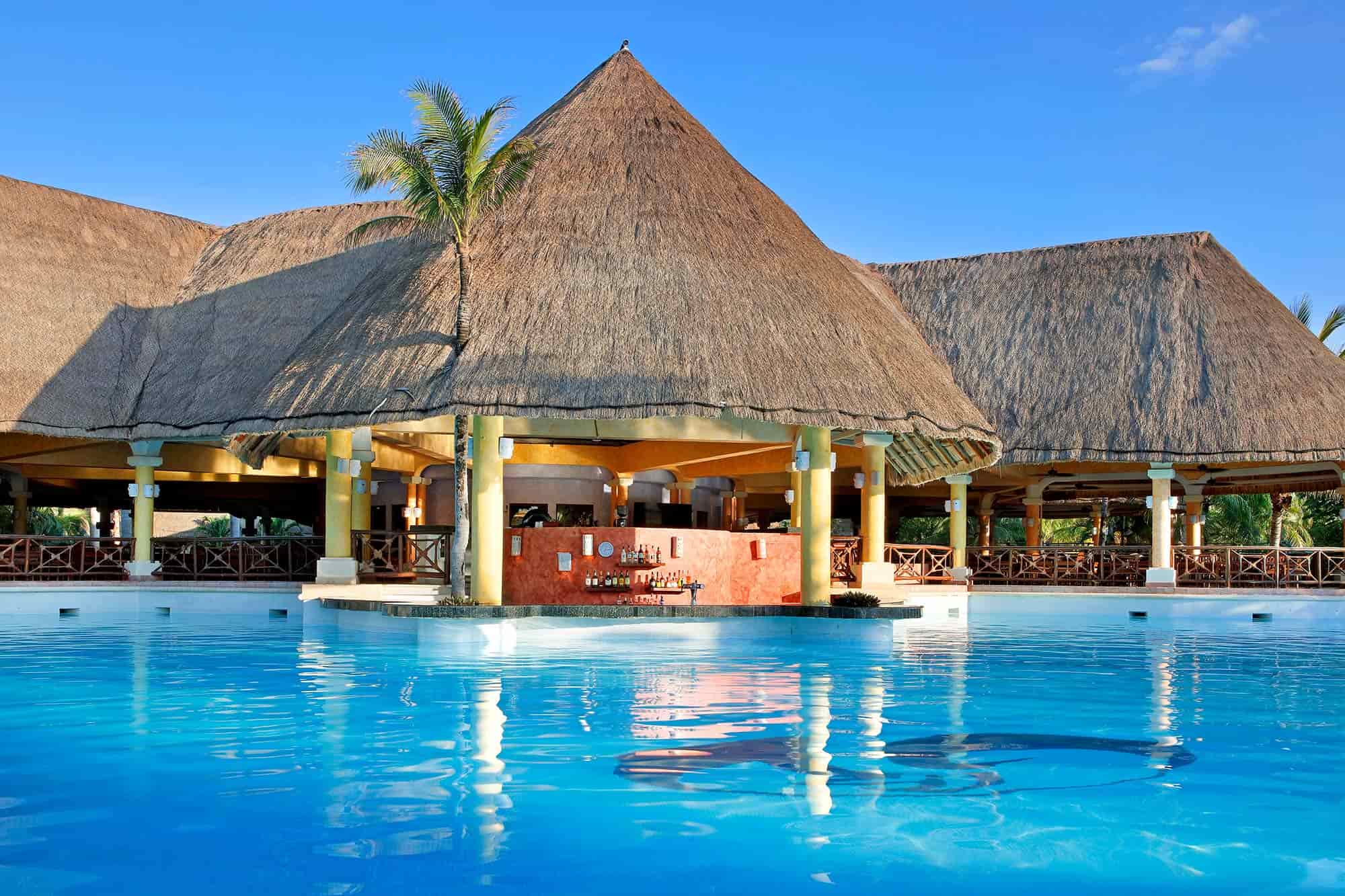 Grand Palladium Kantenah Resort Spa_Bar swim up Gran Azul