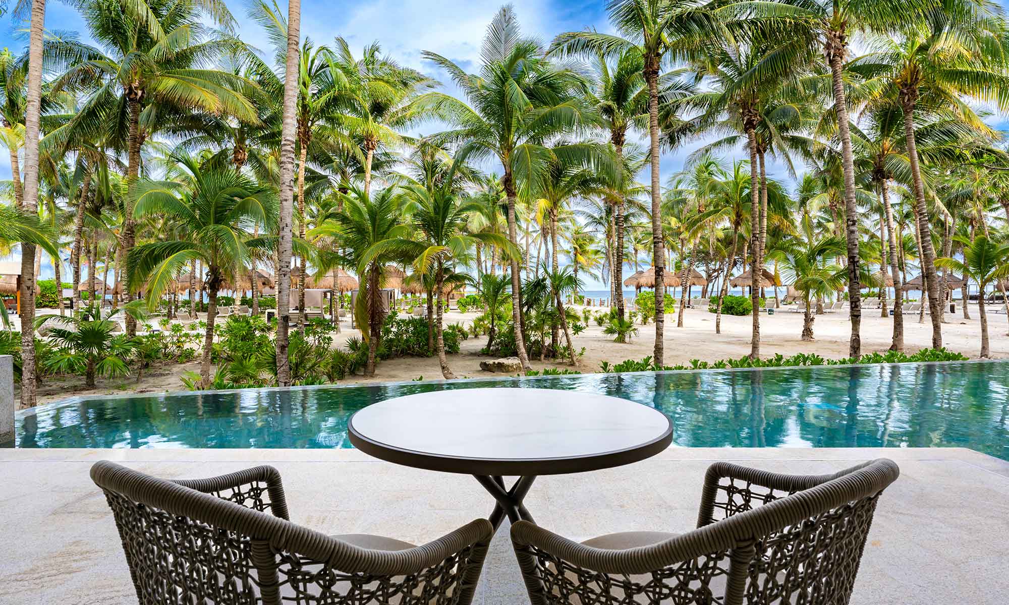 family-selection-at-grand-palladium-kantenah-resort-spa-suite-swim-up-beachside_1.jpg