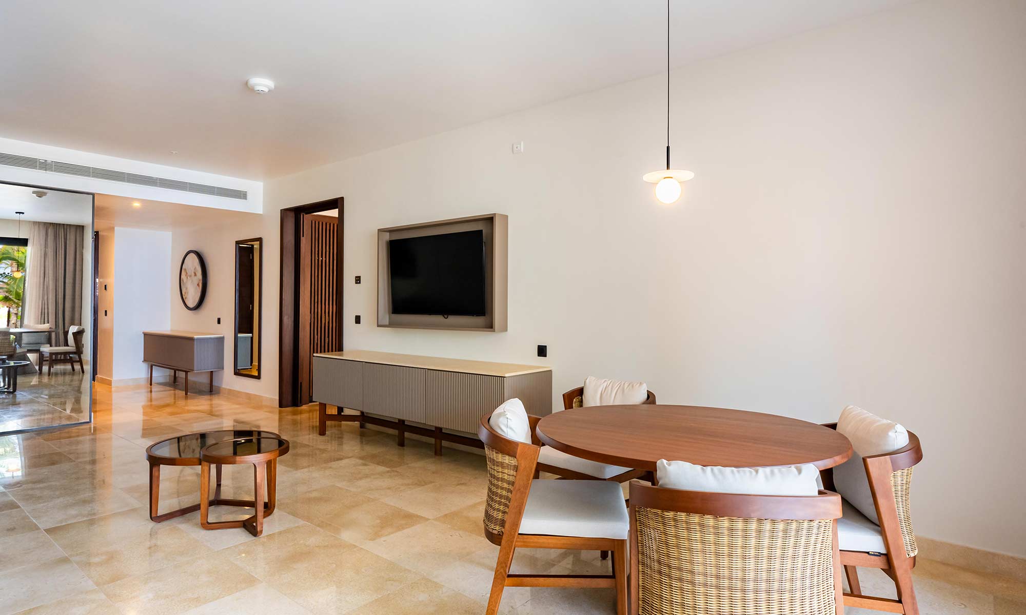 family-selection-at-grand-palladium-kantenah-resort-spa-suite-swim-up-beachside_3.jpg