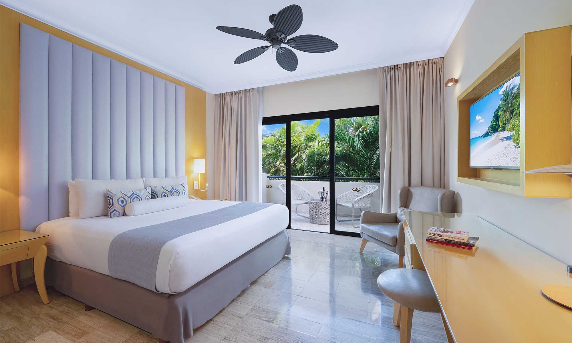 grand-palladium-select-white-sand-suite-beachside-5.jpg