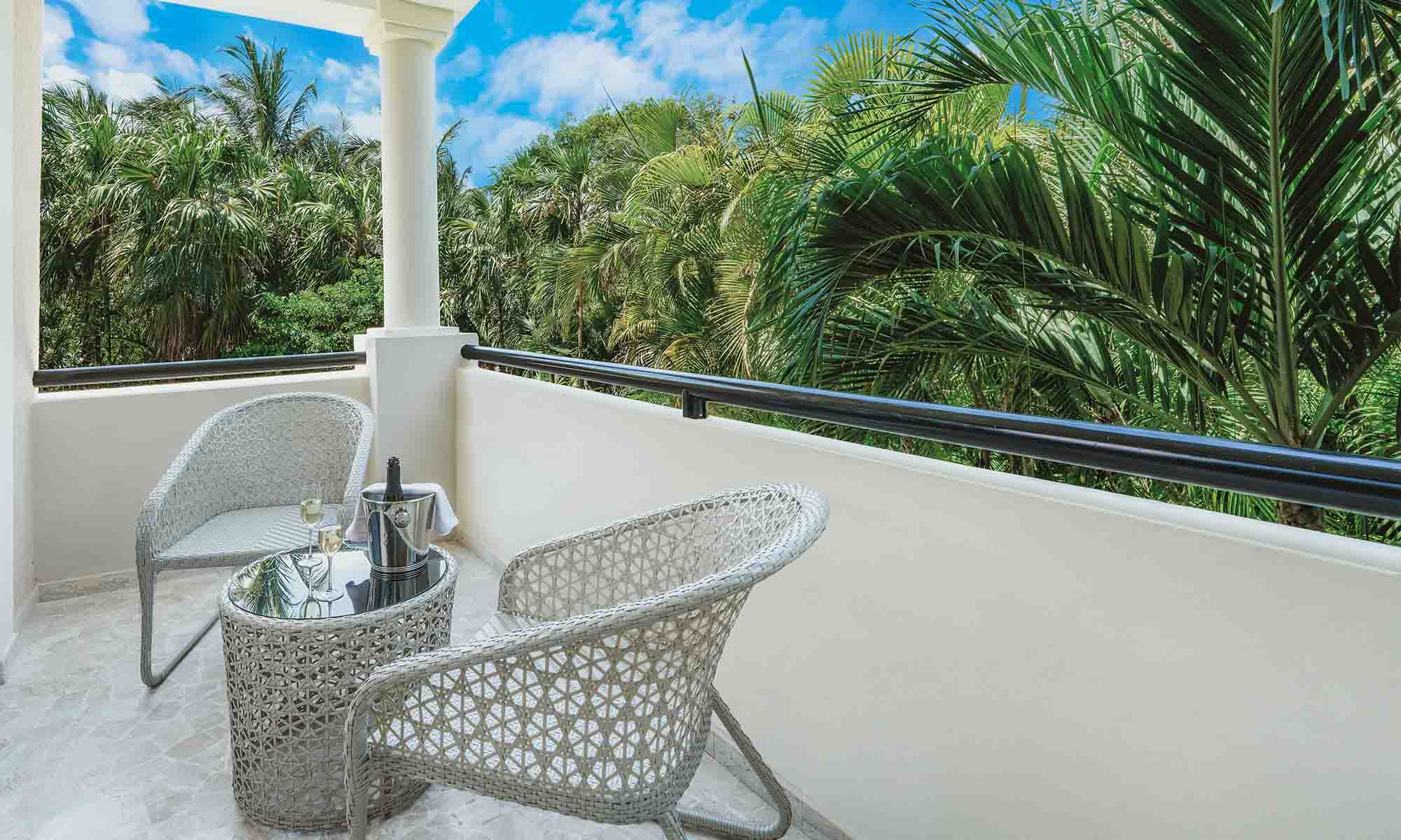 grand-palladium-select-white-sand-suite-beachside-7.jpg