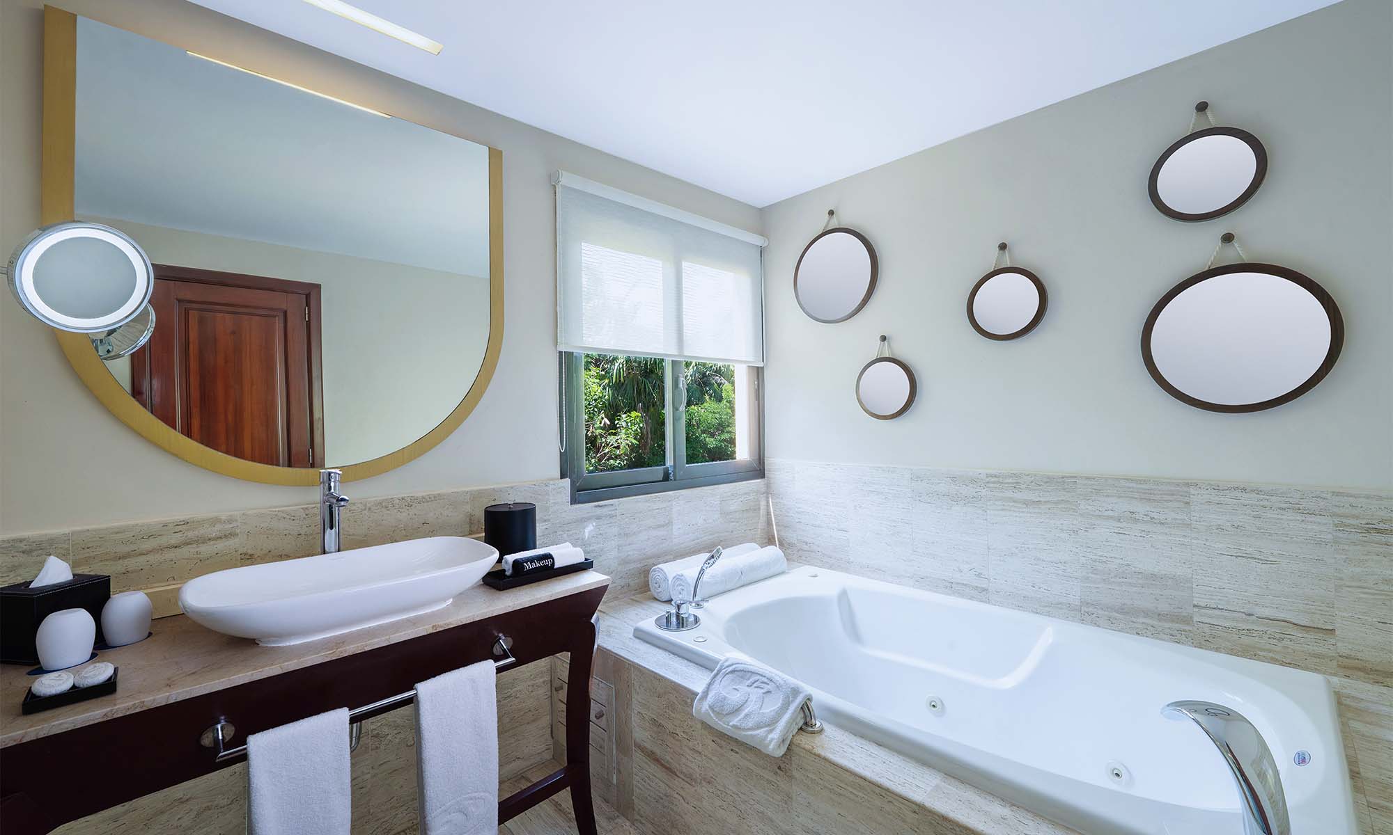 grand-palladium-select-white-sand-suite-beachside-8.jpg