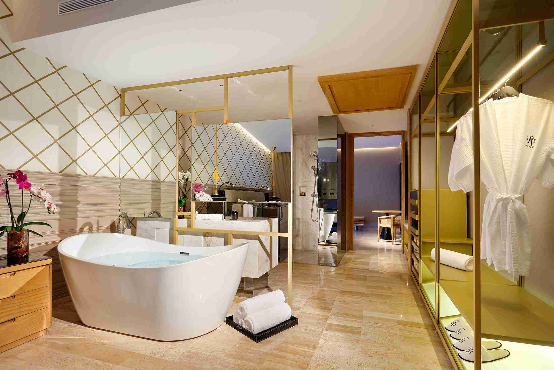 TRS-YUCATAN-HOTEL-Suite-Poolside2