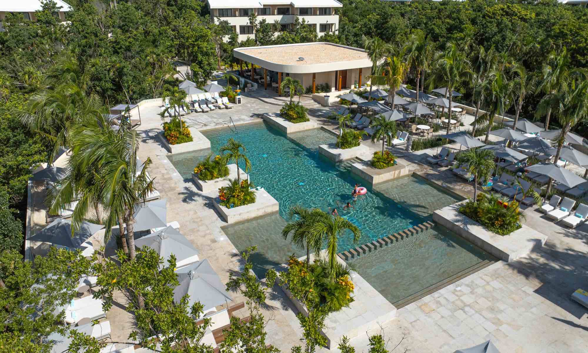 Family Selection at Grand Palladium Kantenah Resort & Spa Piscina