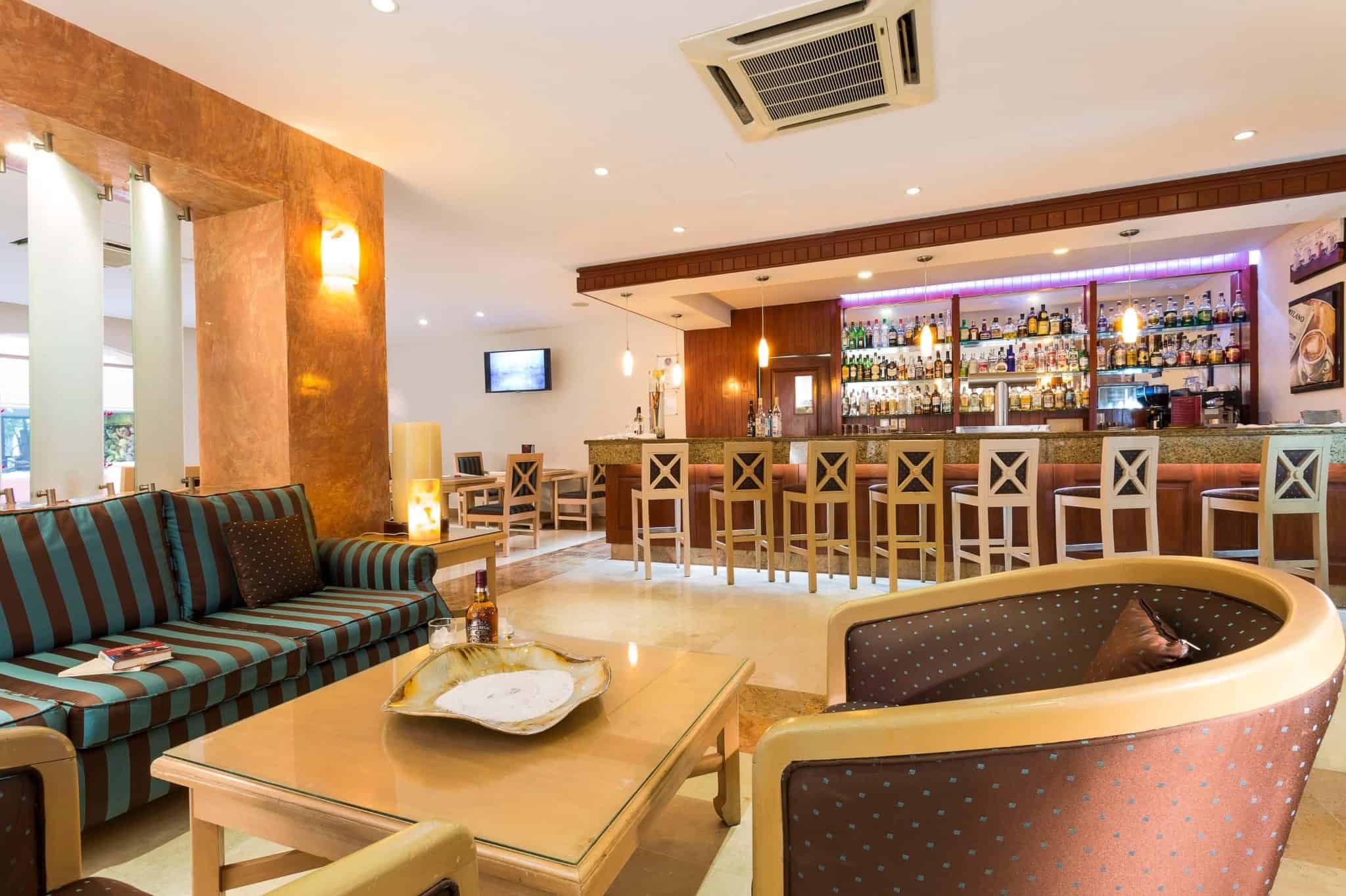 grand-palladium-vallarta-resort-spa-bar-hemingway