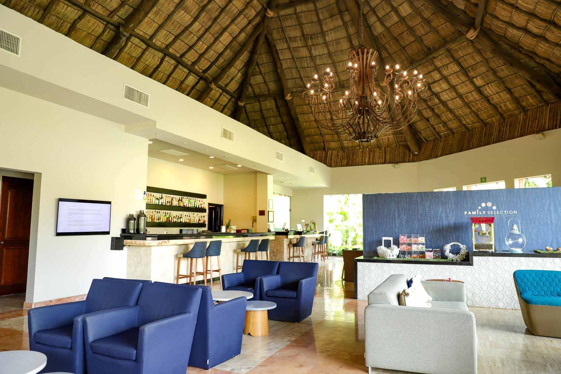 family-selection-at-grand-palladium-vallarta-resort-spa-lounge-bar-1