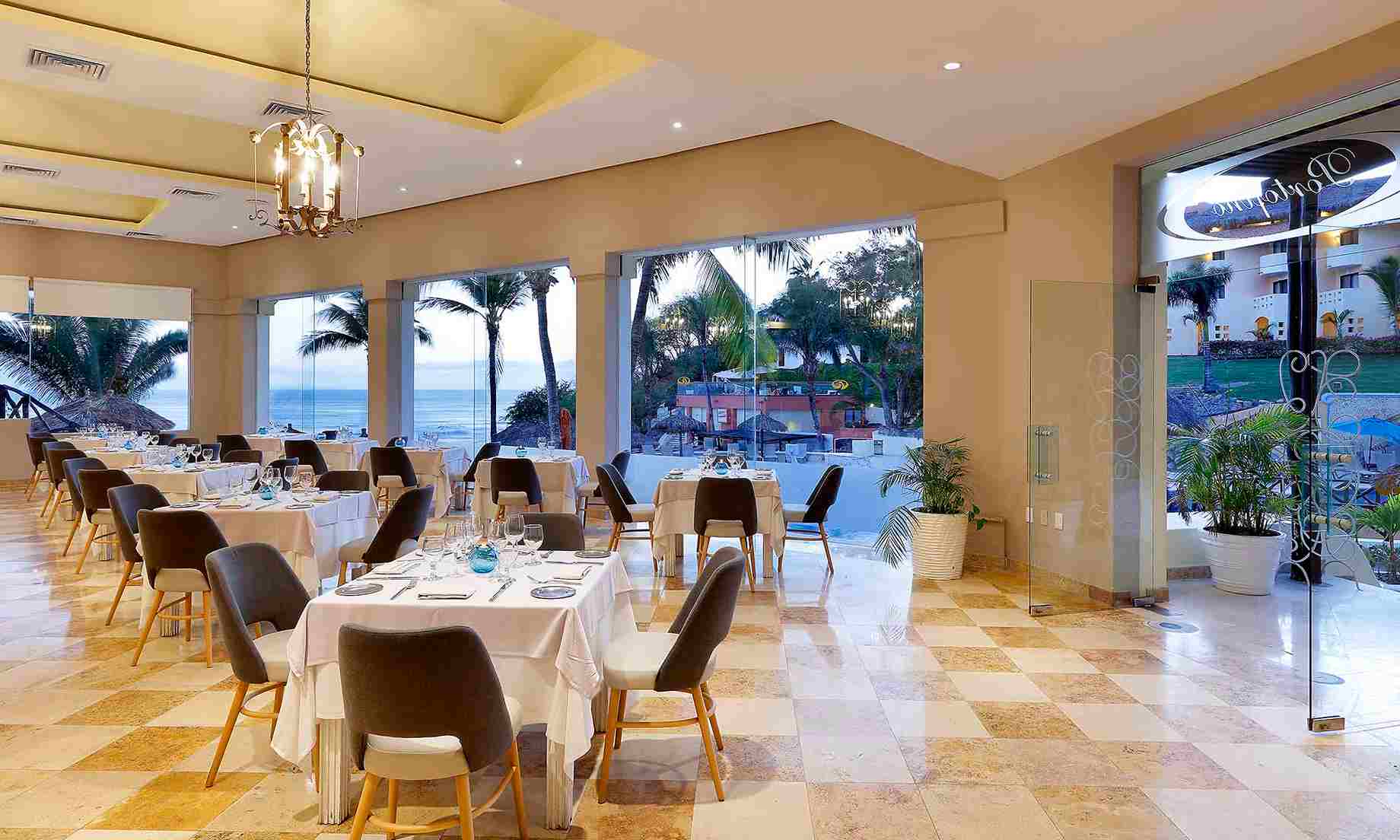 grand-palladium-vallarta-resort-spa-portofino-1