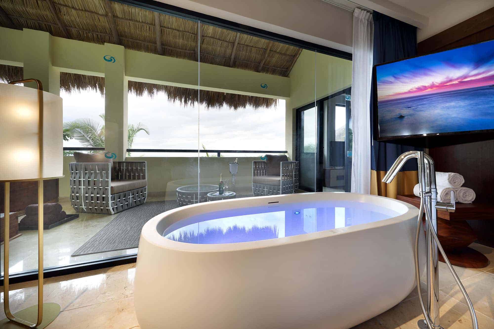 grand-palladium-vallarta-resort-spa-ambassador-suite-panoramic-ocean-view-4