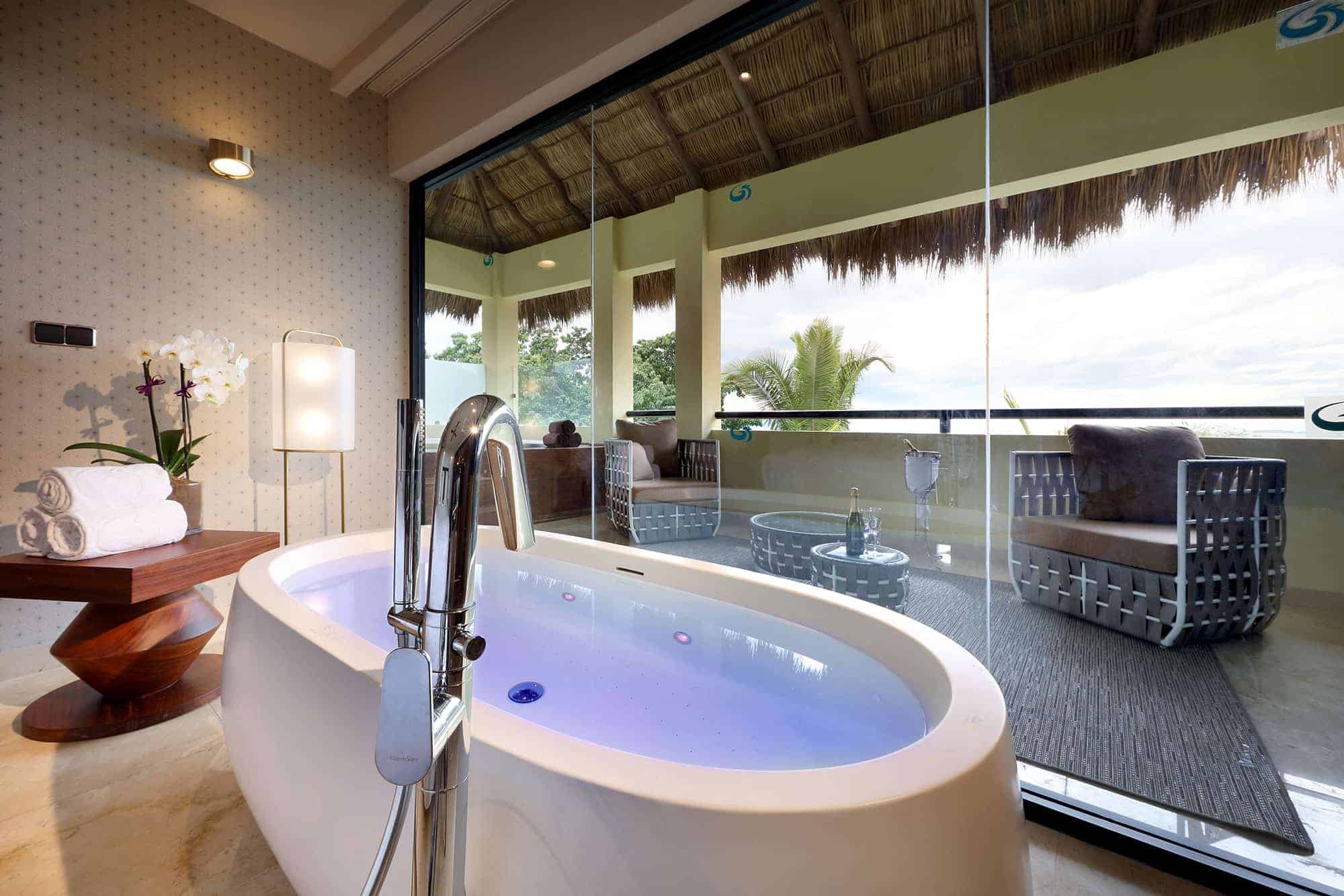 grand-palladium-vallarta-resort-spa-ambassador-suite-panoramic-ocean-view-9