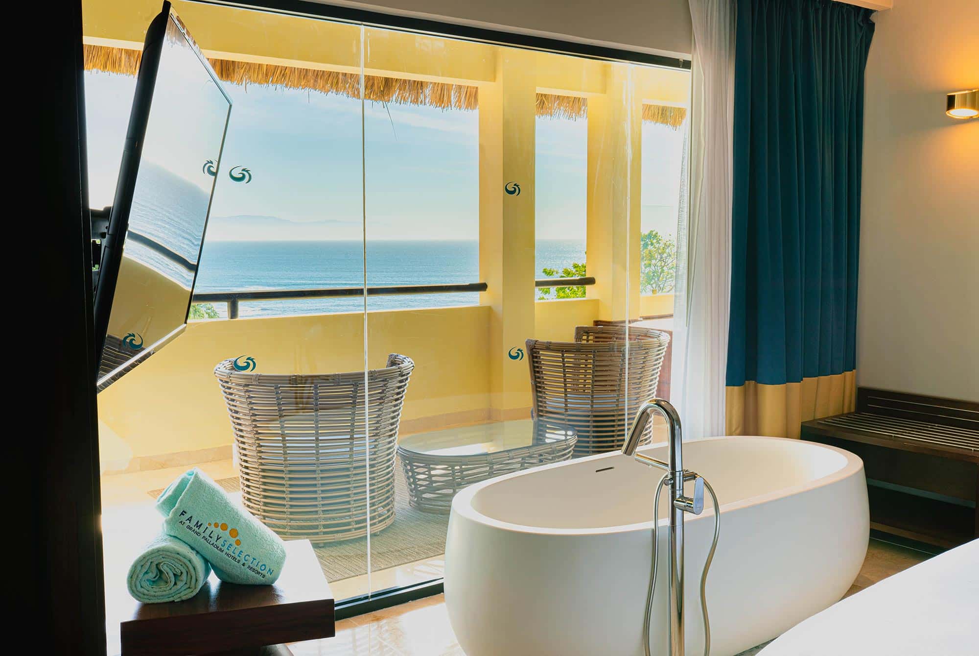 grand-palladium-vallarta-resort-spa-signature-suite-panoramic-ocean-view-2