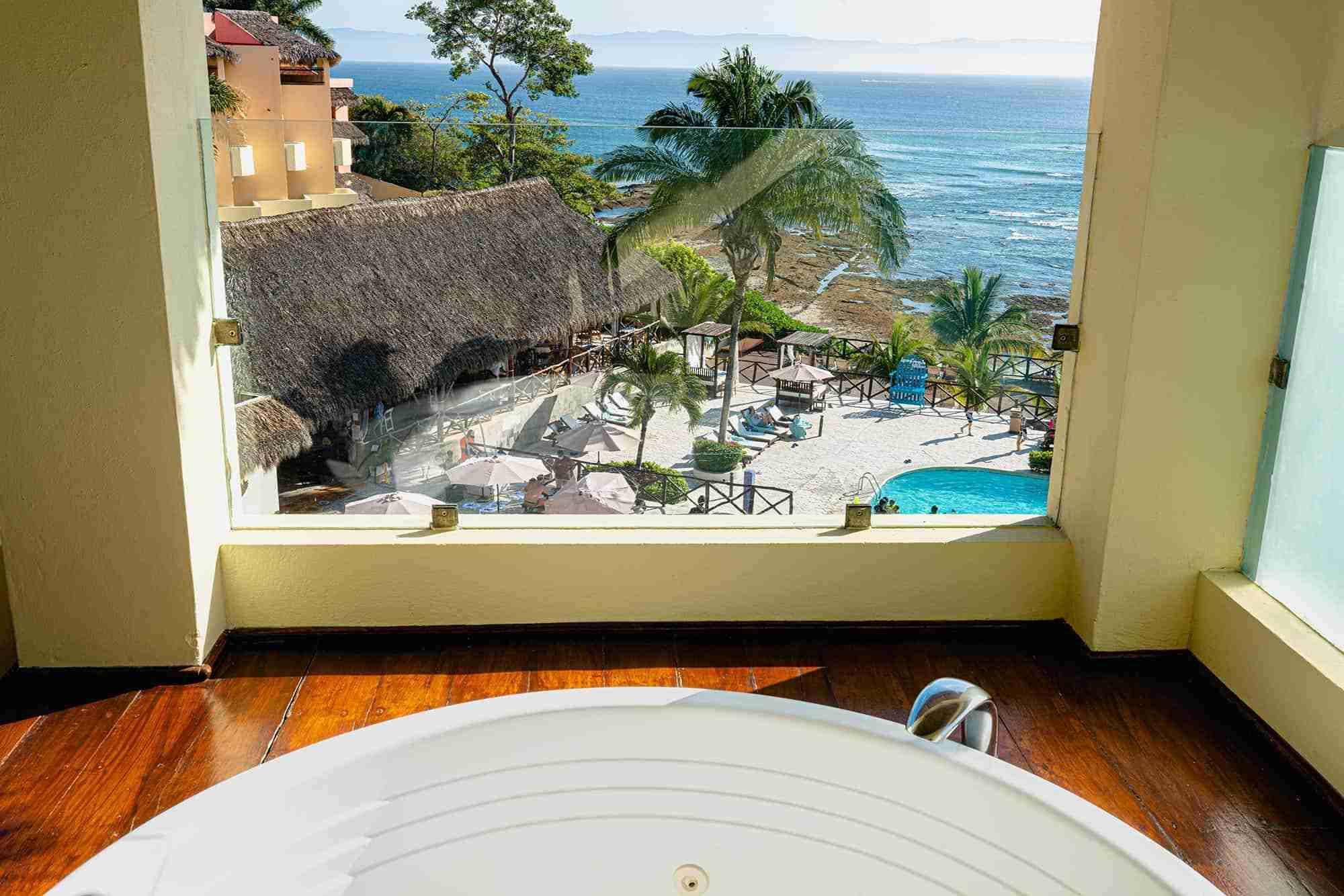 grand-palladium-vallarta-resort-spa-signature-suite-panoramic-ocean-view-3
