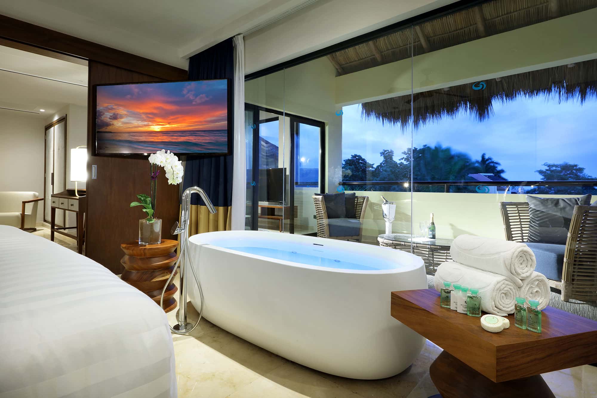 grand-palladium-vallarta-resort-spa-signature-suite-panoramic-ocean-view-4