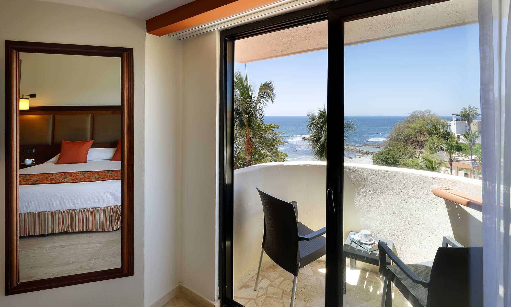 grand-palladium-vallarta-resort-spa-suite-panoramic-ocean-view-2