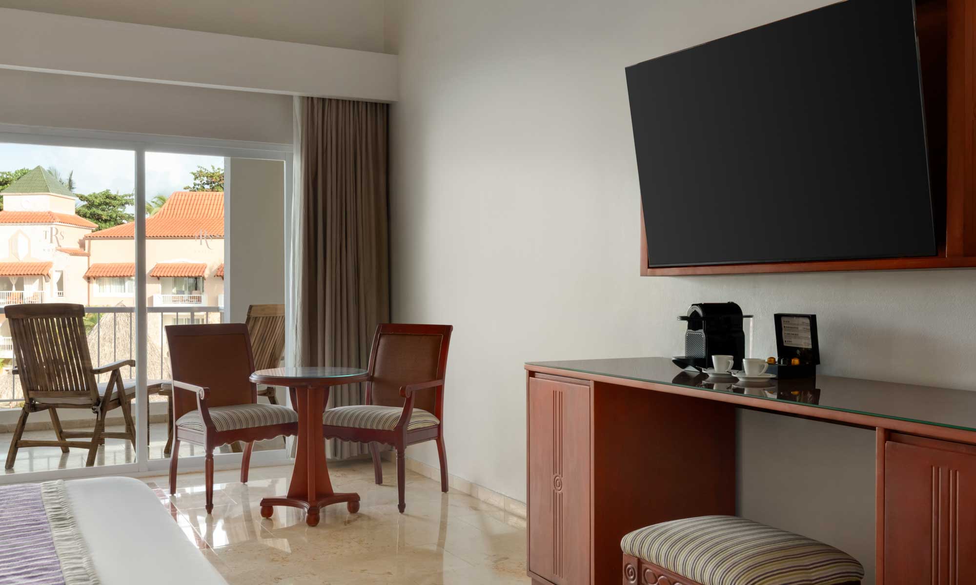 TRS Turquesa Hotel Junior Suite Poolside