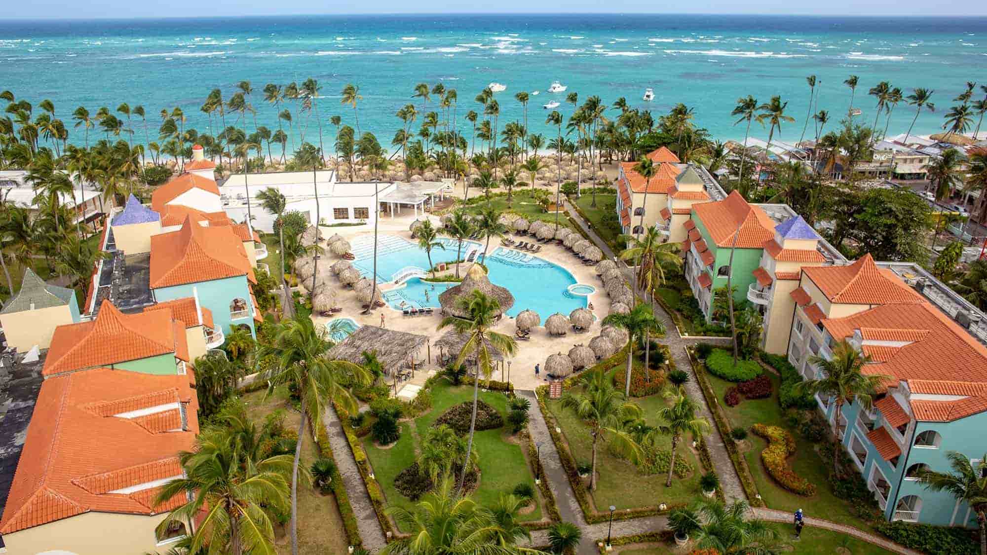 TRS-Turquesa-Hotel_Vista-aérea-del-hotel-y-playa