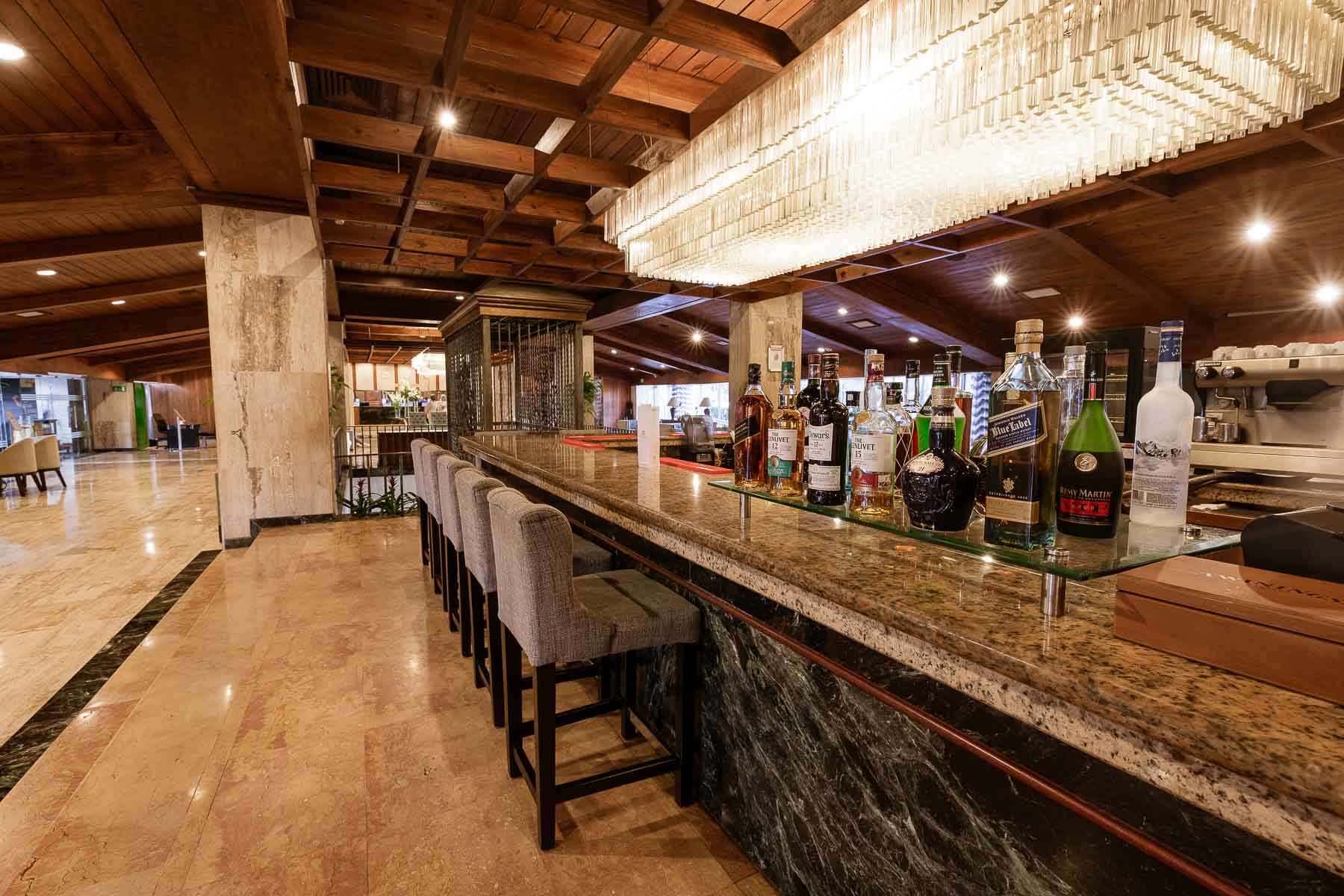 dominican-fiesta-hotel-lobby-bar_01.jpg