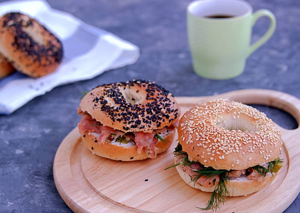 Bagel con crema al formaggio e salmone affumicato